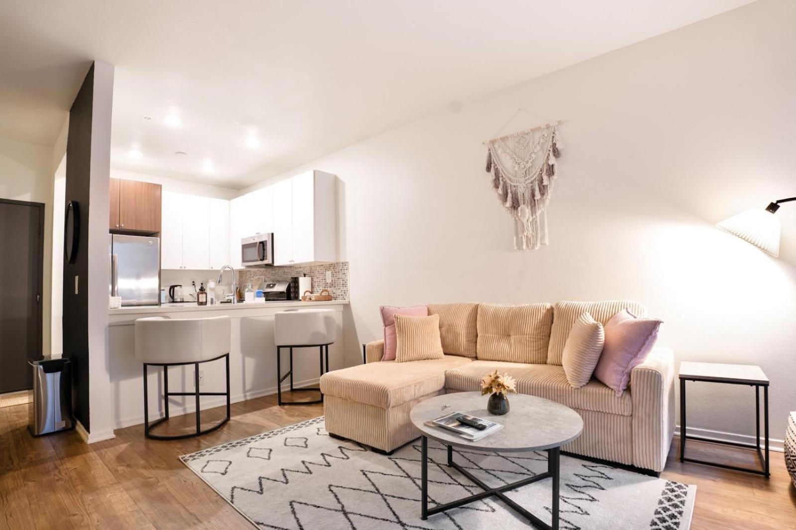Universal Vibes 1 Bed With Free Parking In Apartment Los Angeles