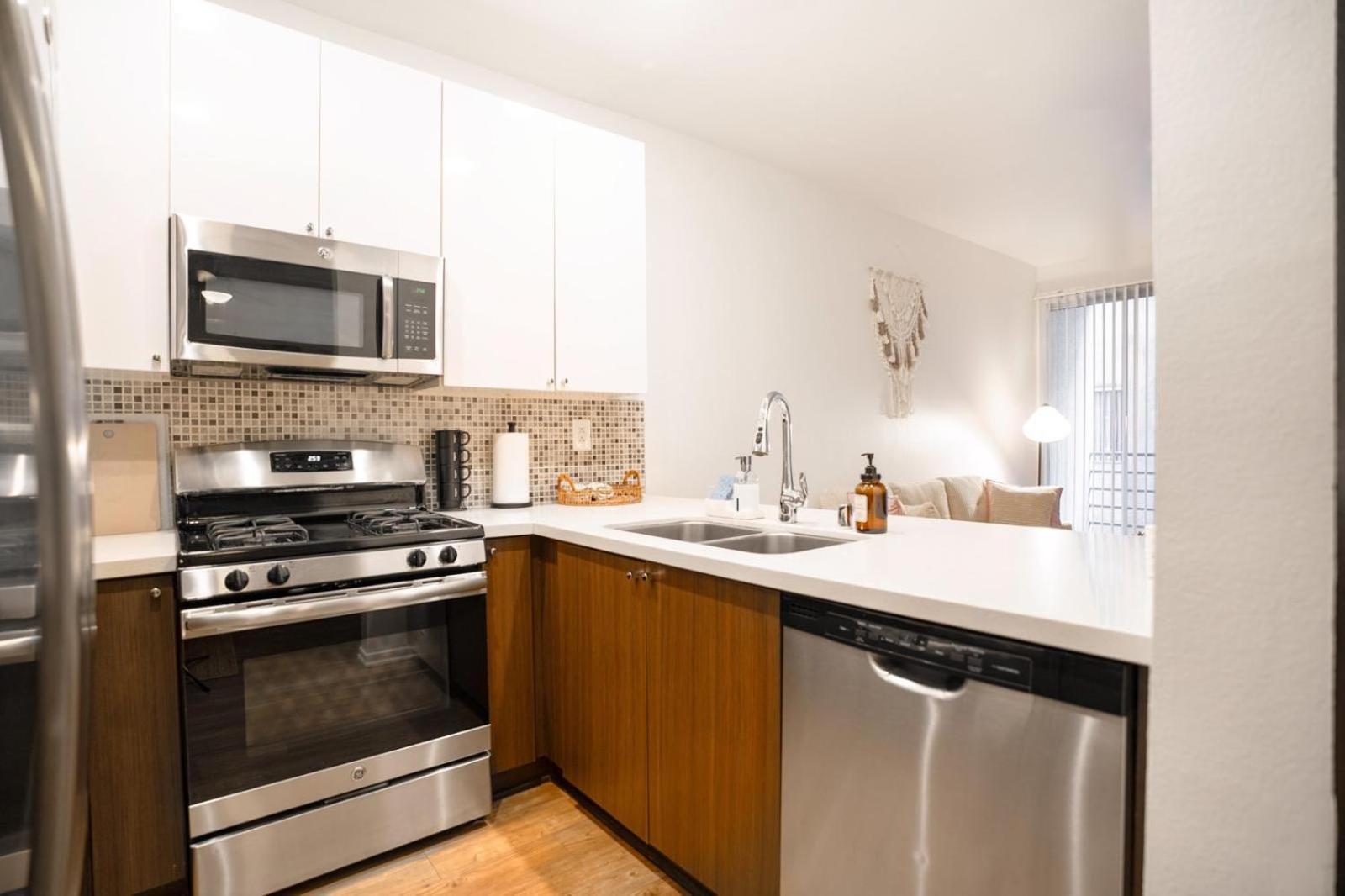 Universal Vibes 1 Bed With Free Parking In Apartment Los Angeles