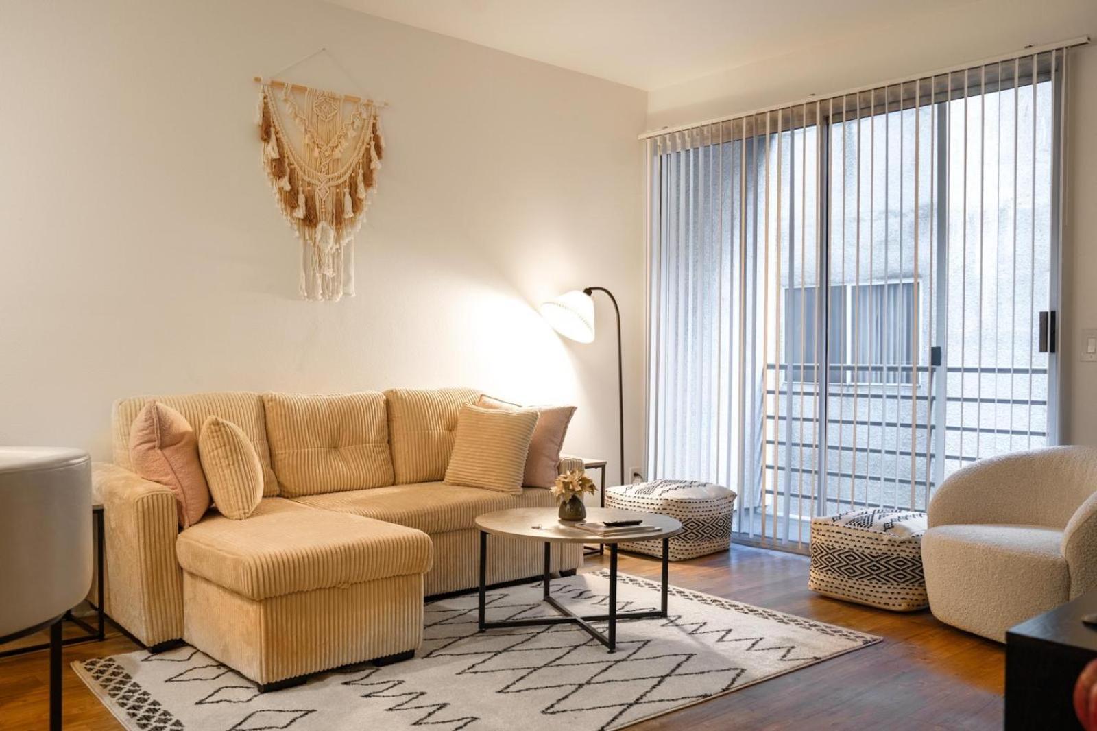 Universal Vibes 1 Bed With Free Parking In * Los Angeles